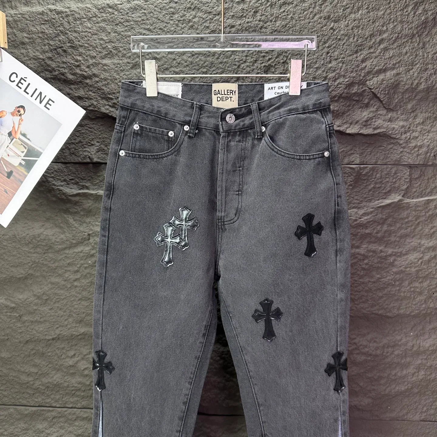 P270 GALLERY DEPT. Co-branded 2025 new black cross-leather stitching couple's style loose washed flared jeans 🔥High version🔥High version🔥 Top ceiling quality Styles with different washed textures are very friendly to people with thin legs and thick legs. The slightly flared version is very flattering to the leg shape. Moderate length that never goes out of style, easy and casual to match, basic styling for various styles, a must-have in the wardrobe! The fabric is stiff but also makes the upper body soft without losing texture. The washing process is even more perfect. It is a must-have item for everyone! ! ! Washed wheat, tag, pants label, three complete labels Color: washed black, washed blue Size: 28, 30, 32, 34 (four sizes)